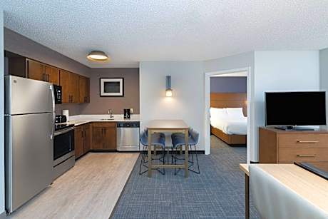 2 Bedroom Suite, Bedroom 1: 1 Queen, Bedroom 2: 2 Queen, Private Sofa bed