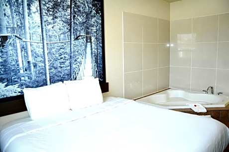 Deluxe King Room with Spa Bath- Non-Smoking