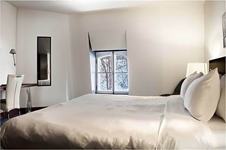 Standard King-sized bed room