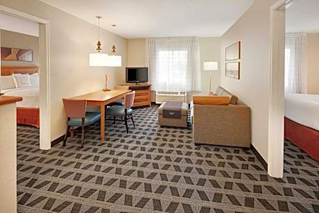 2 Bedroom Suite, Bedroom 1: 1 Queen, Bedroom 2: 1 Queen, Sofa bed