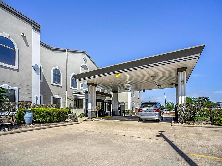 Days Inn & Suites by Wyndham Webster NASA-ClearLake-Houston