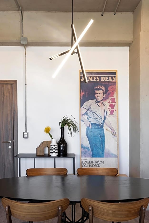 Loft In The Heart Of Americana, Have An Artsy Stay
