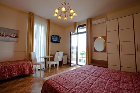 Executive Triple Room with Balcony and View