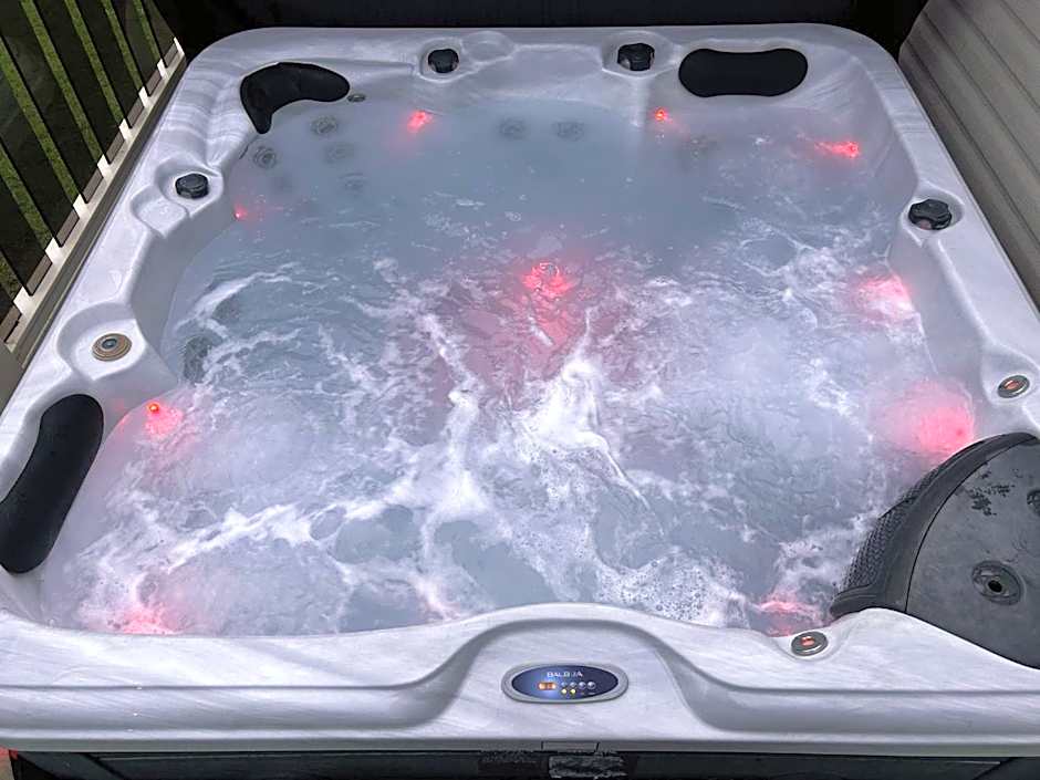 Hot tub retreat at Tattershall Lakes