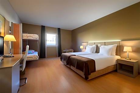 Deluxe Family Room with Two Twin Beds and Bunk Bed - Non-Smoking