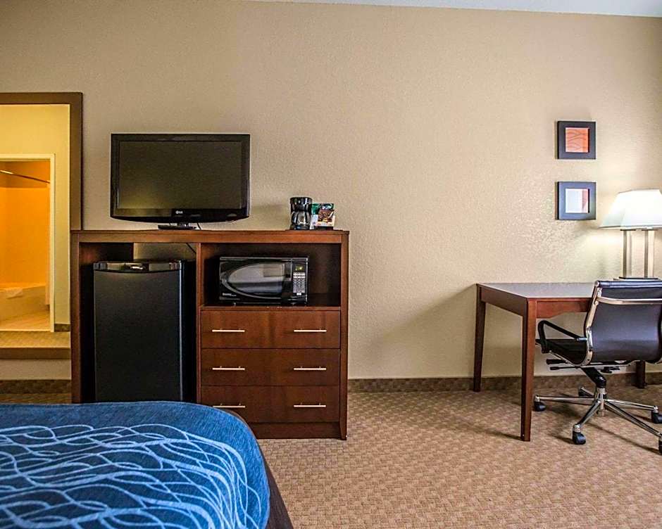 Quality Inn & Suites Dixon Near I-88