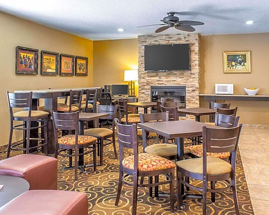 Rodeway Inn & Suites Near Okoboji Lake