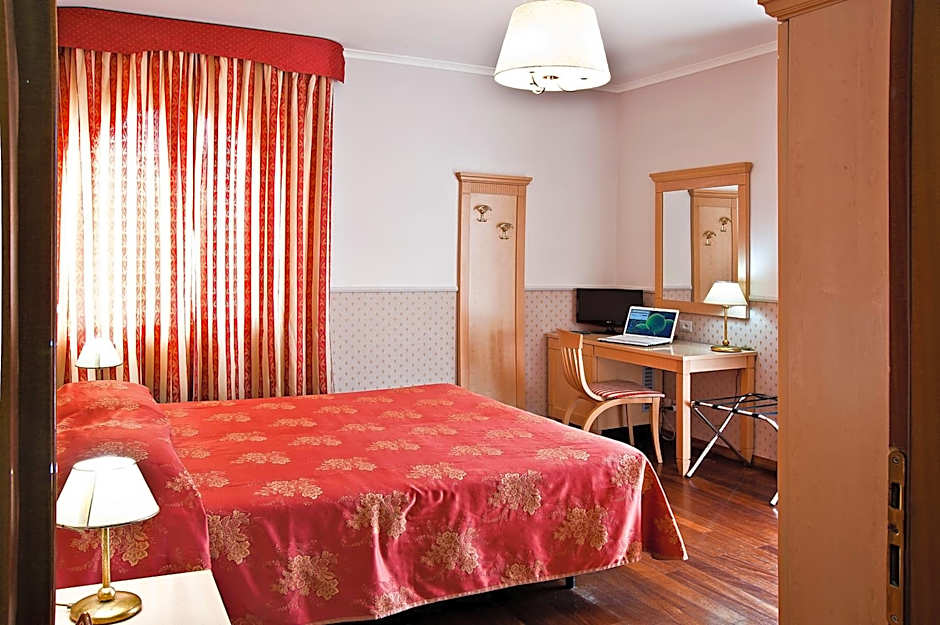 Hotel Arco Di Travertino