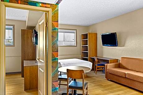 1 King Bed Suite Non-Smoking