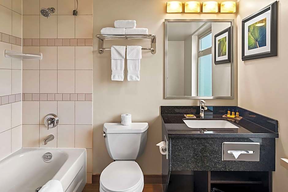 Best Western Plus Pitt Meadows Inn & Suites