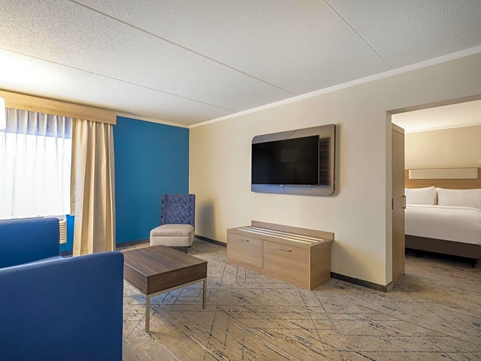 Holiday Inn Express & Suites Greensboro - (I-40 @ Wendover) By IHG