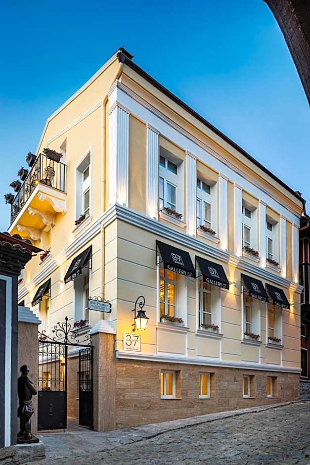 Gallery 37 Powered by ASTON