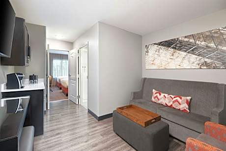 One-Bedroom Queen Suite with Two Queen Beds, Bathtub and Sofa Bed - Mobility Access/Hearing Accessible