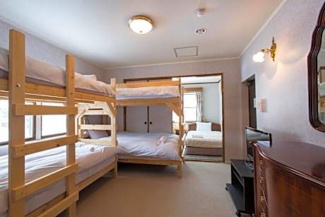 6-bed Mixed Dormitory Room – Ramat Lodge