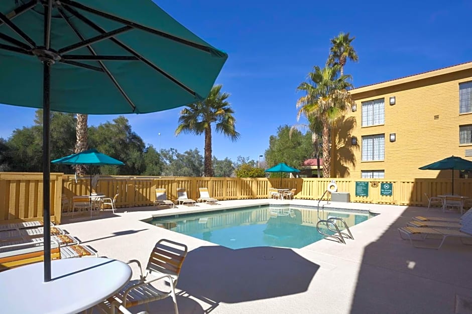 La Quinta Inn & Suites by Wyndham Phoenix Sky Harbor Airport