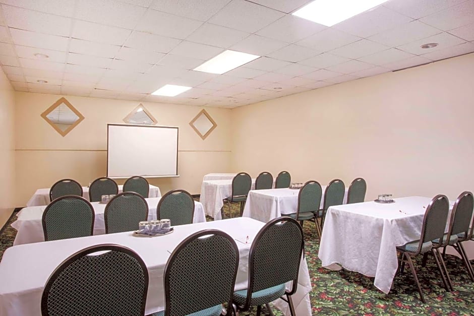 Ramada by Wyndham & Suites Warner Robins