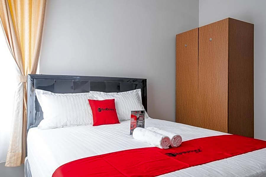 RedDoorz near Siloam Karawaci 3