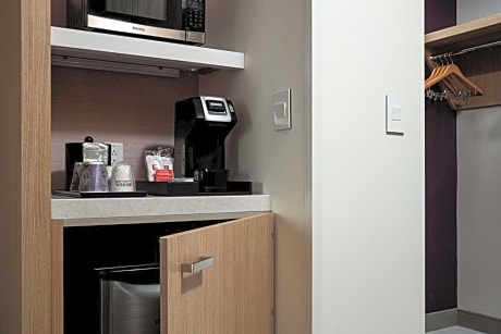  1 KING HEARING ACCESSIBLE ROOM - VIS FIREALRM/DOOR/PHN ALRT - HDTV - MICROWAVE - FRIDGE - COFFEEMAKER -