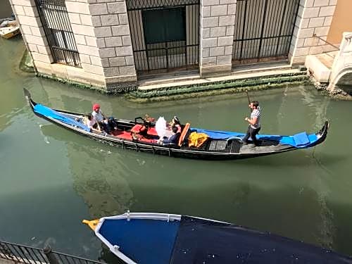 B&B Al Teatro with canal view