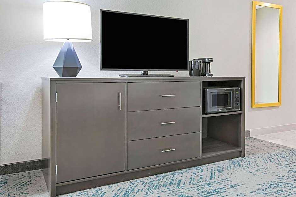 La Quinta Inn & Suites by Wyndham DFW West-Glade-Parks