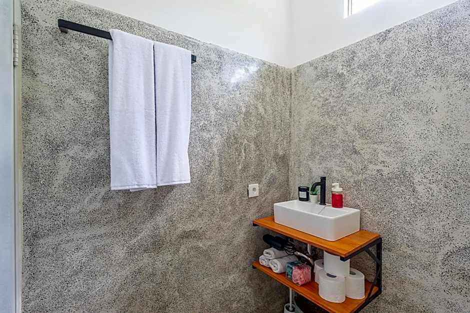 MONA NEST Canggu 2BR Tiny House with Rooftop and Cozy Workspace