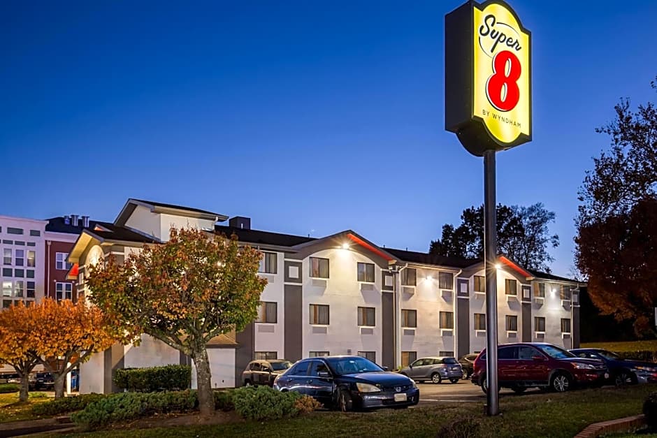 Super 8 by Wyndham College Park Wash DC Area