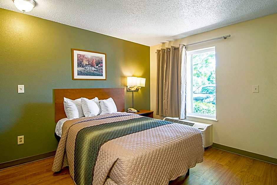 HomeTowne Studios Chicago - Waukegan