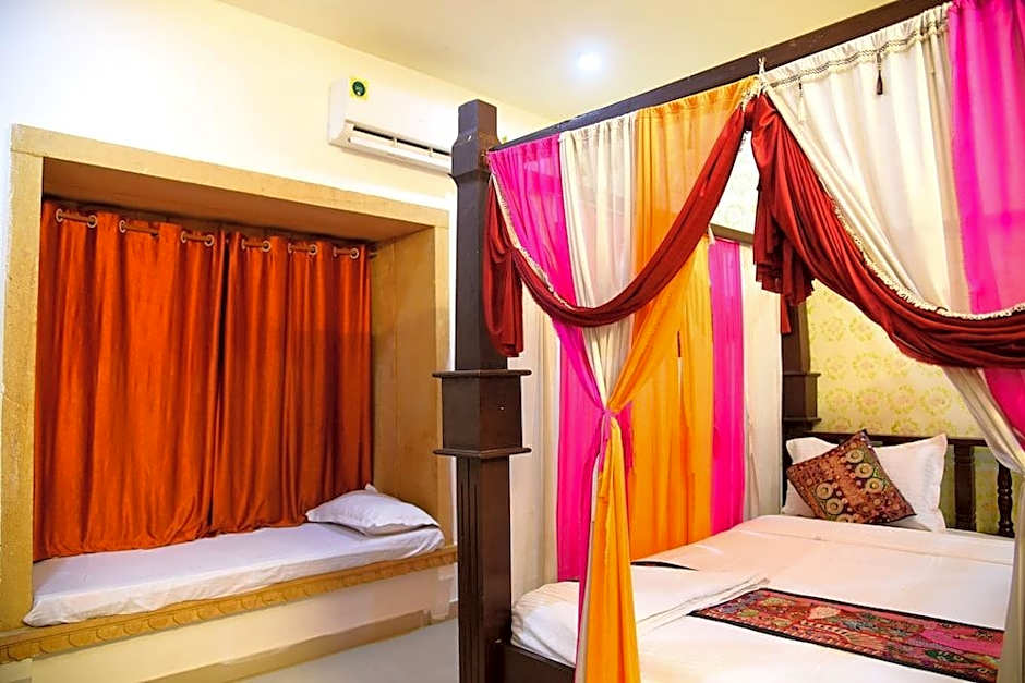 Hotel Marina Mahal