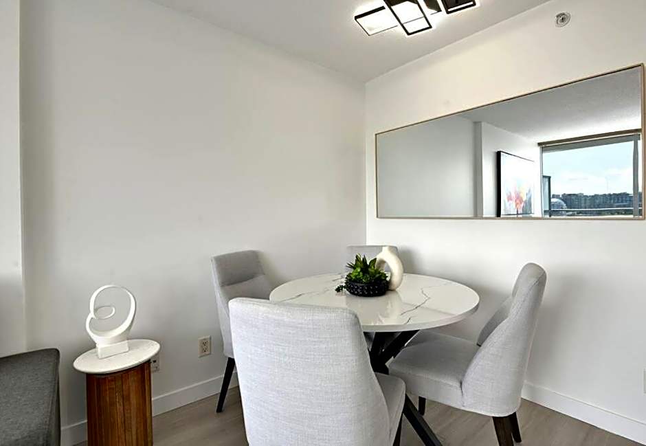 Luxary Condo Downtown Vancouver with free parking
