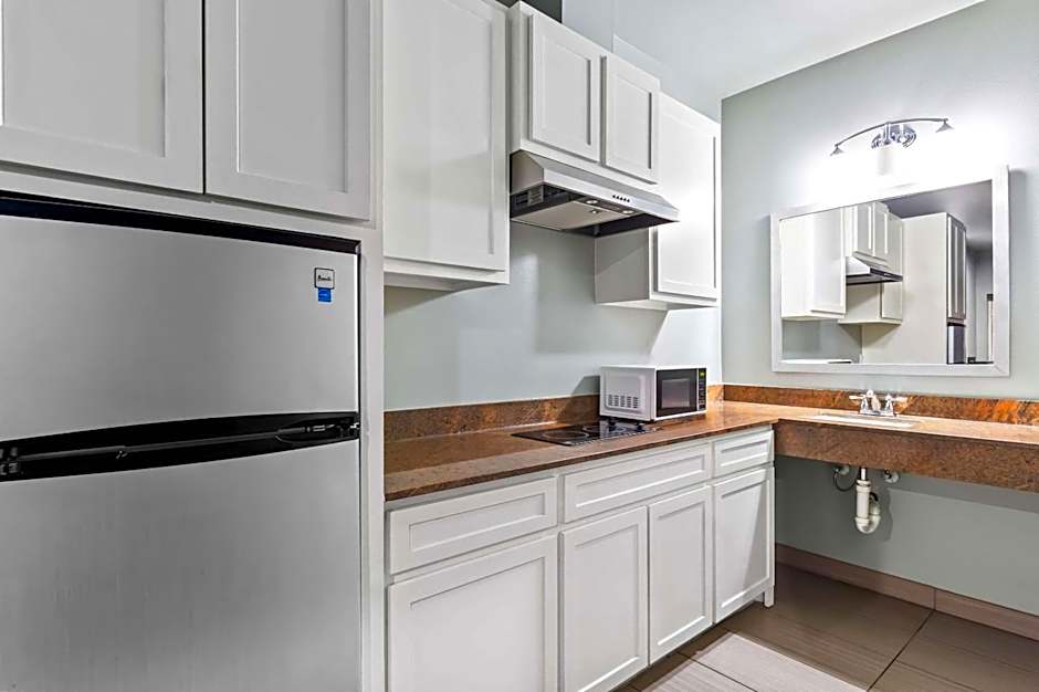 Econo Lodge Inn & Suites