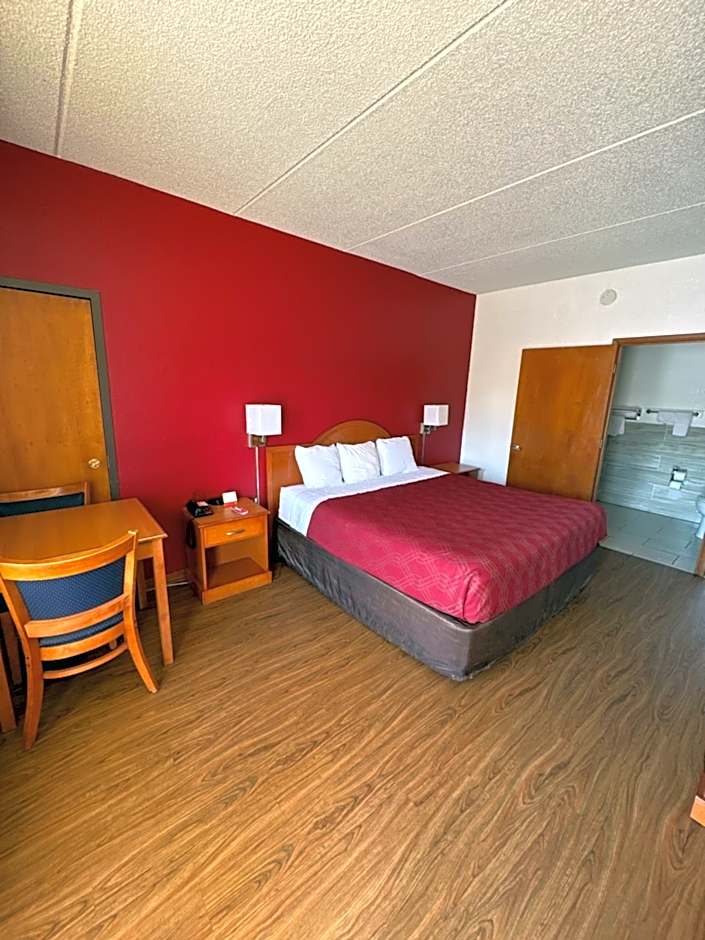 Econo Lodge Inn & Suites