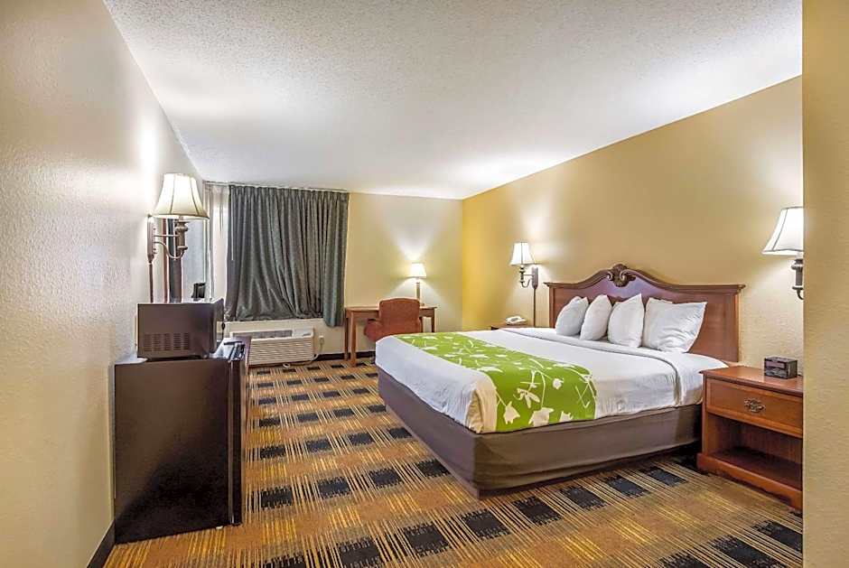 Econo Lodge Inn And Suites