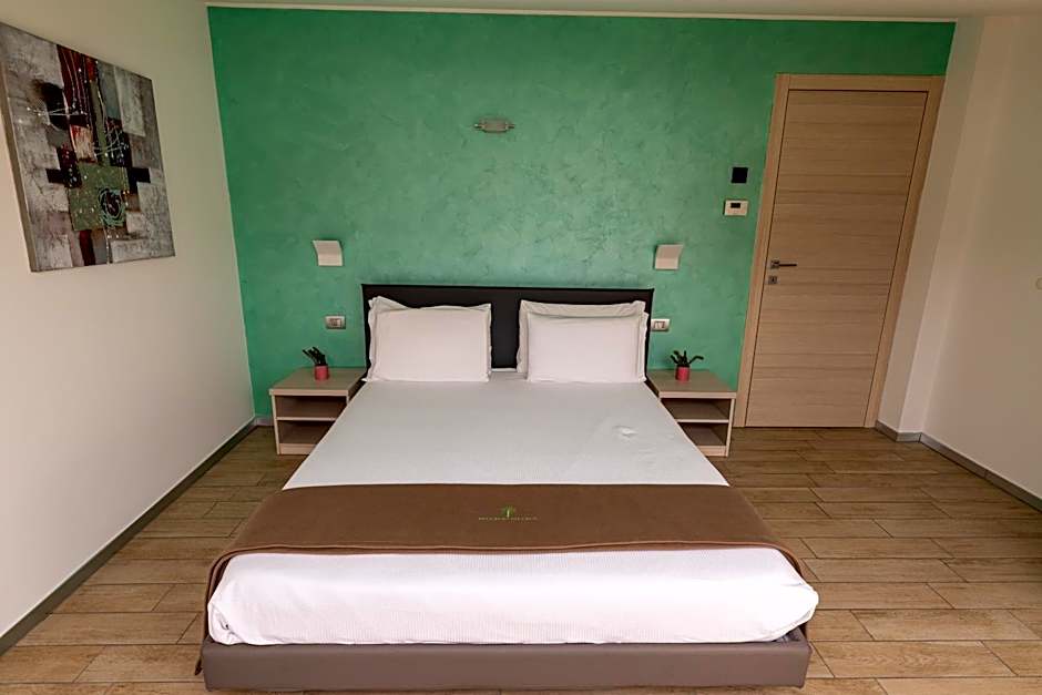 Bellagio Village- 4 Apartments by the lake - Seasonal Warm Pool and Sauna