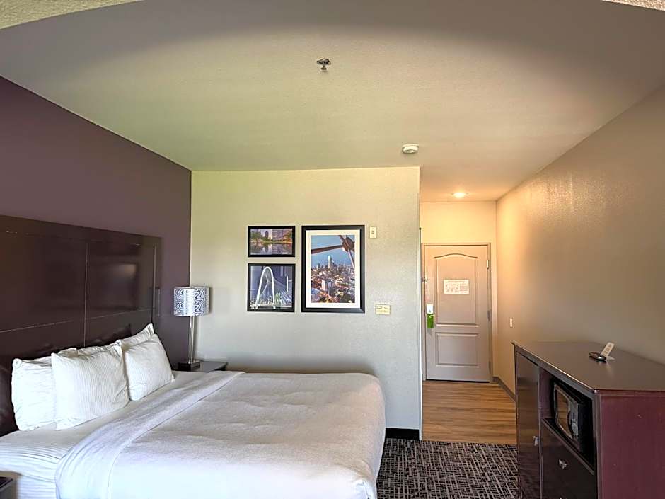 La Quinta Inn & Suites by Wyndham DFW Airport West - Euless