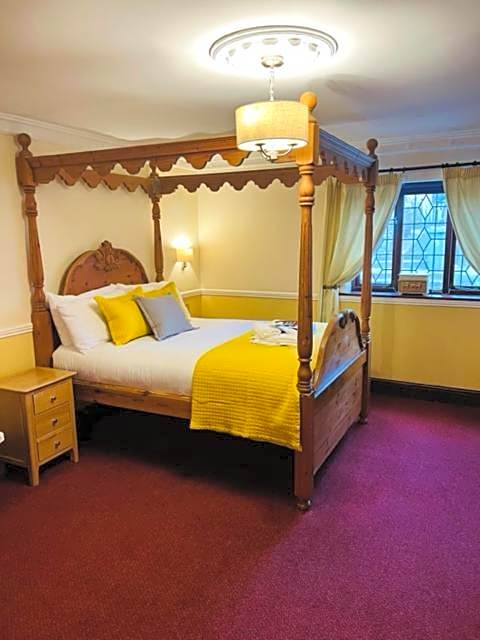 Crown & Cushion Hotel