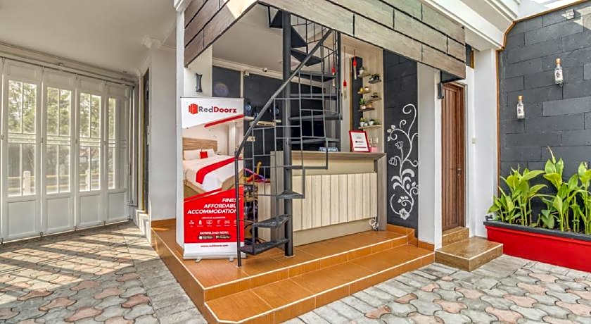RedDoorz Plus near Gembira Loka Zoo 2