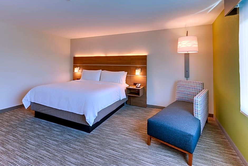 Holiday Inn Express & Suites Roanoke - Civic Center By IHG