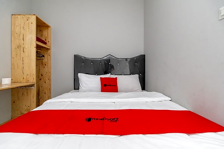 RedDoorz Plus near Jungeland Sentul