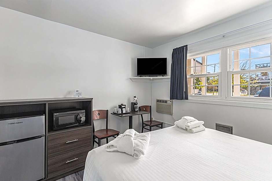 Snyders Shoreline Inn