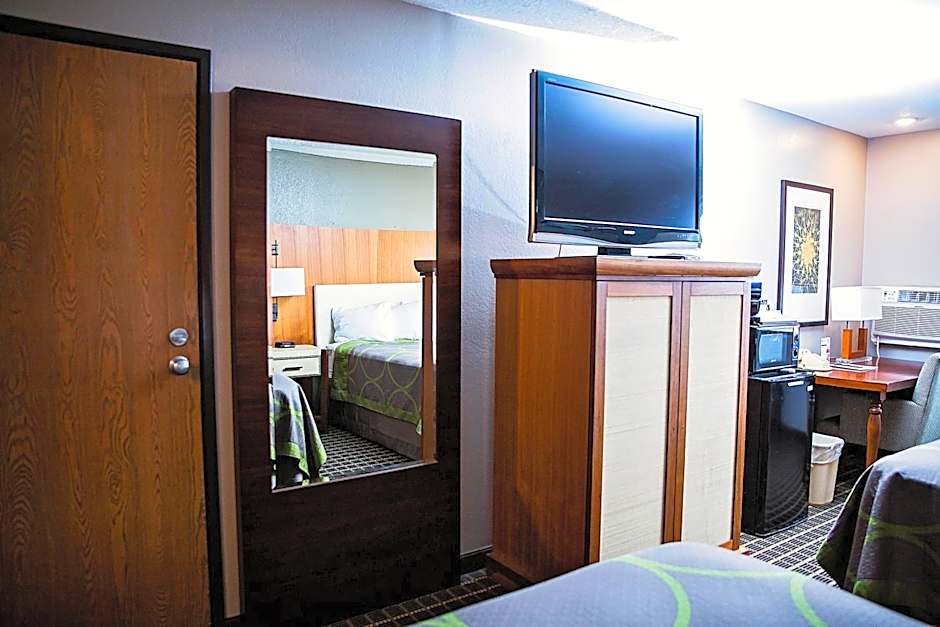 Super 8 by Wyndham Holbrook