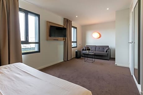 2 Double Beds 1 Single Bed - Room Next Generation