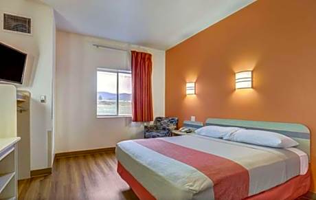 Deluxe Queen Room - Non-Smoking