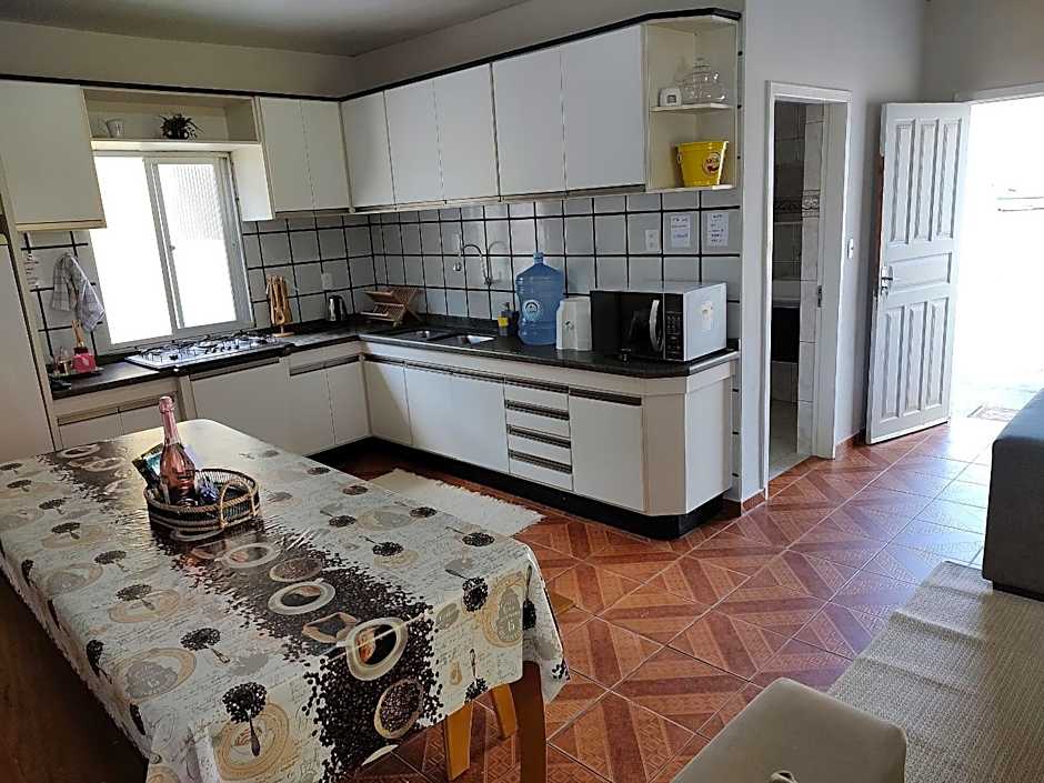 Casa pé na areia com vista especial do pôr do sol.