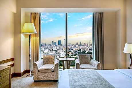 Grand Platinum, Concierge lounge access, Guest room, 1 King, Poolside view