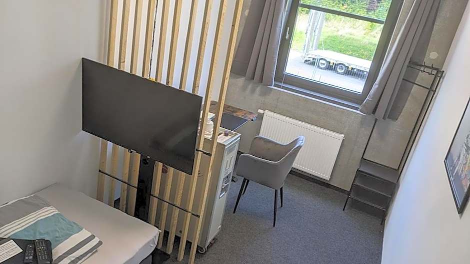 BUSINESS-MOTEL free WiFi & massage, air-con, XXL-Parking, Wallbox, Smart TV, Video-Security