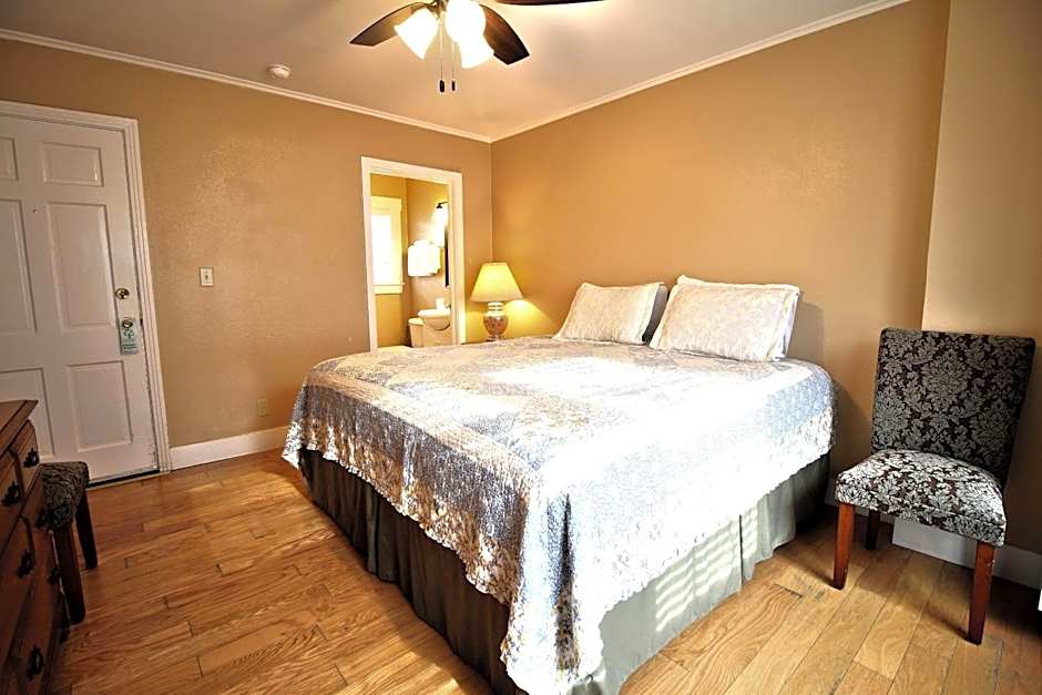 Peach Tree Inn & Suites