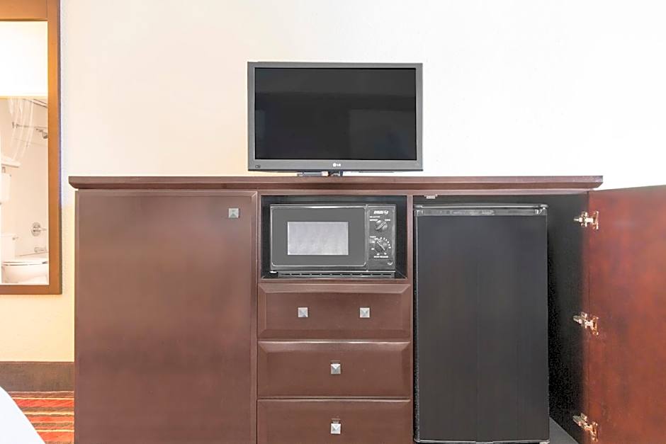 Super 8 by Wyndham Temple S. General Bruce