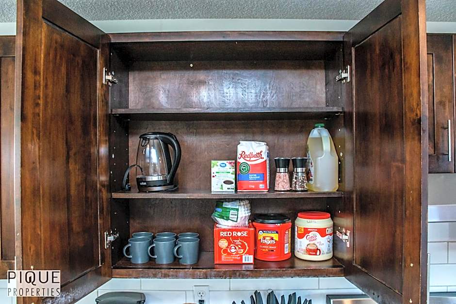 Tropical Oasis - King Beds - Free Netflix & Parking - Fast Wi-Fi