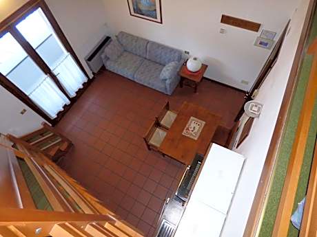 Family Room (4 Adults + 2 Children) - Split Level