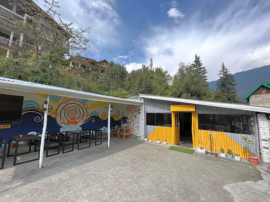 Young Monk Hostel & Cafe Manali